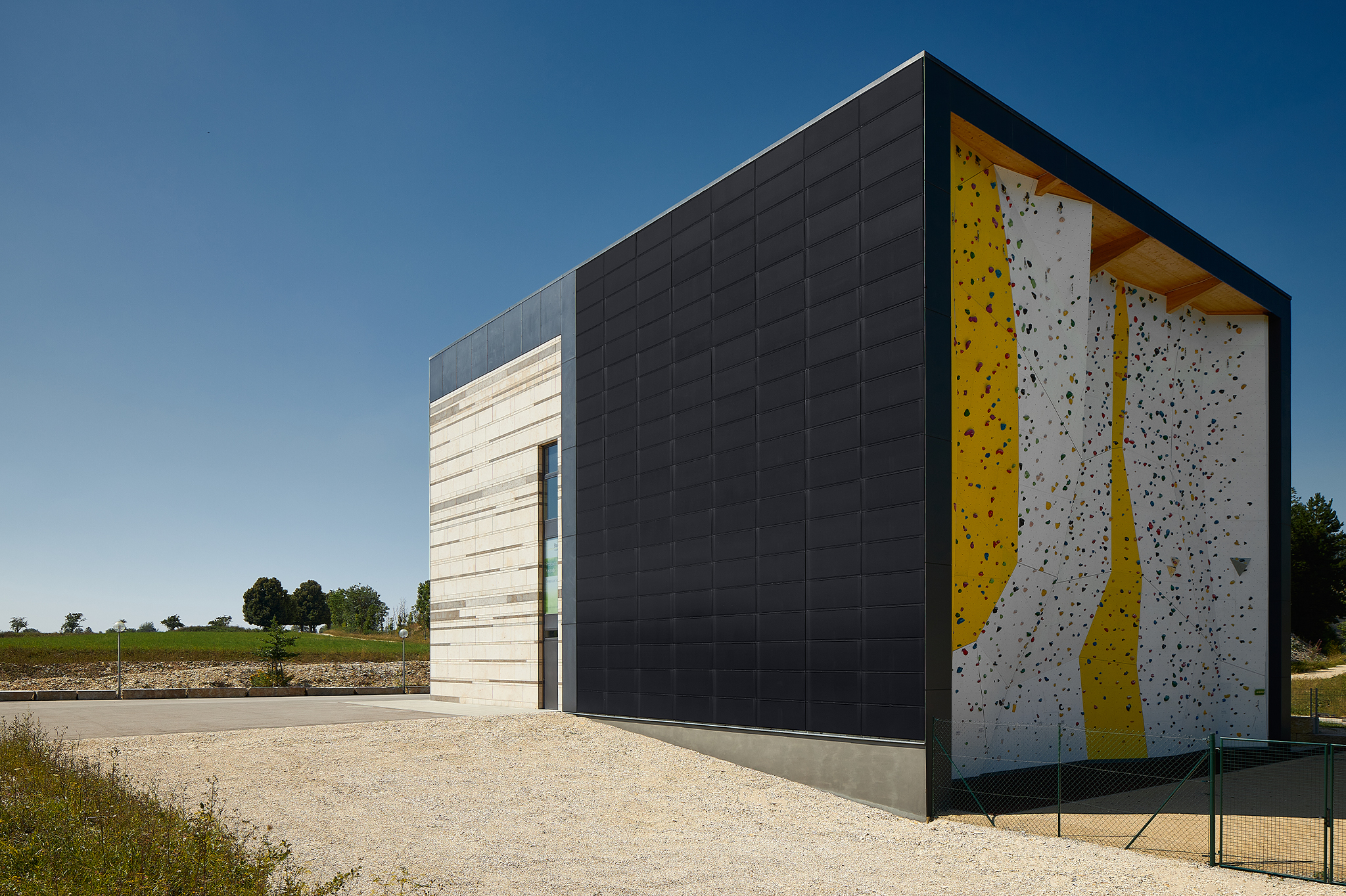SKALA solar active modules black Kletterhalle 1