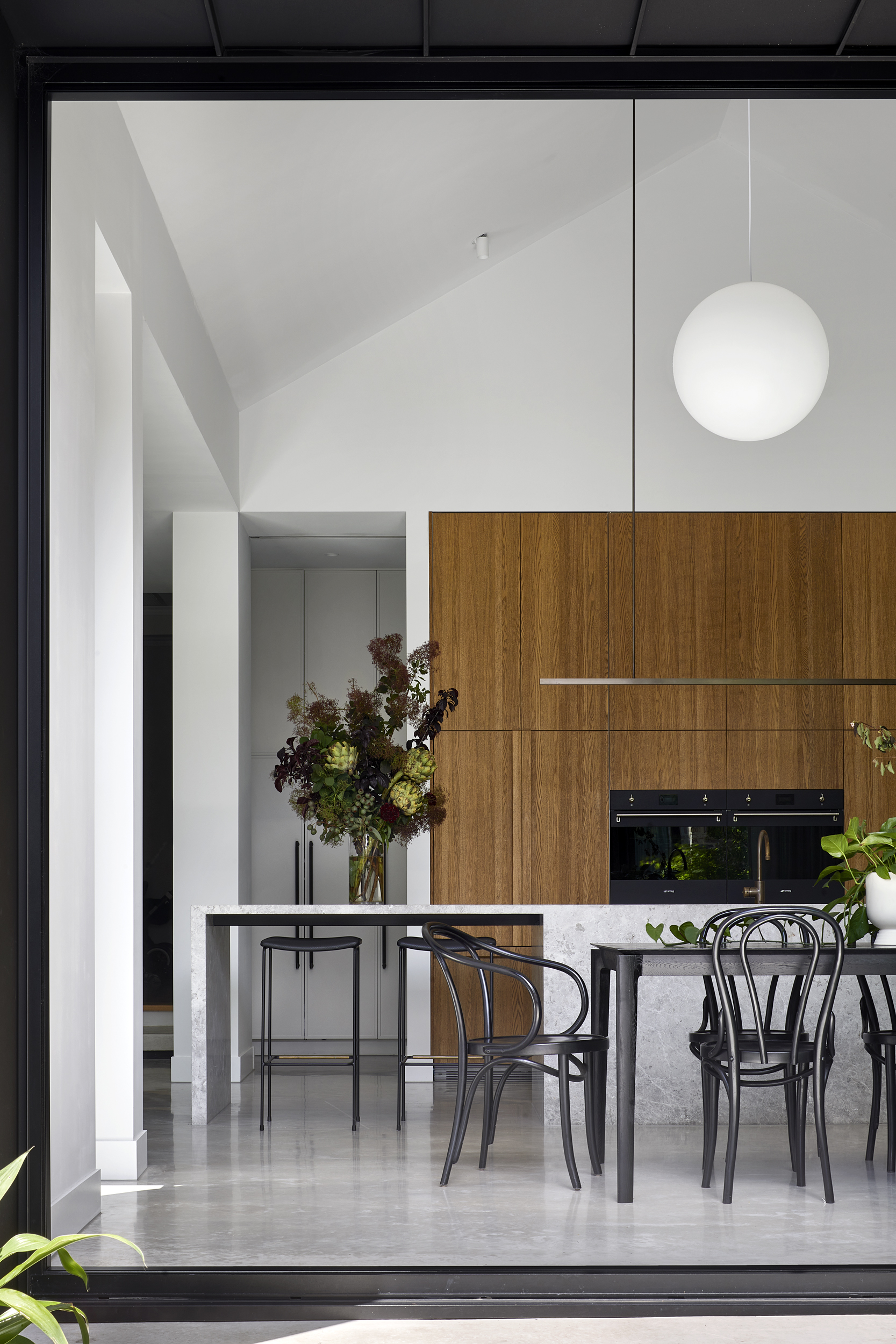 A beautiful contemporary kitchen with warm oak timber veneer joinery