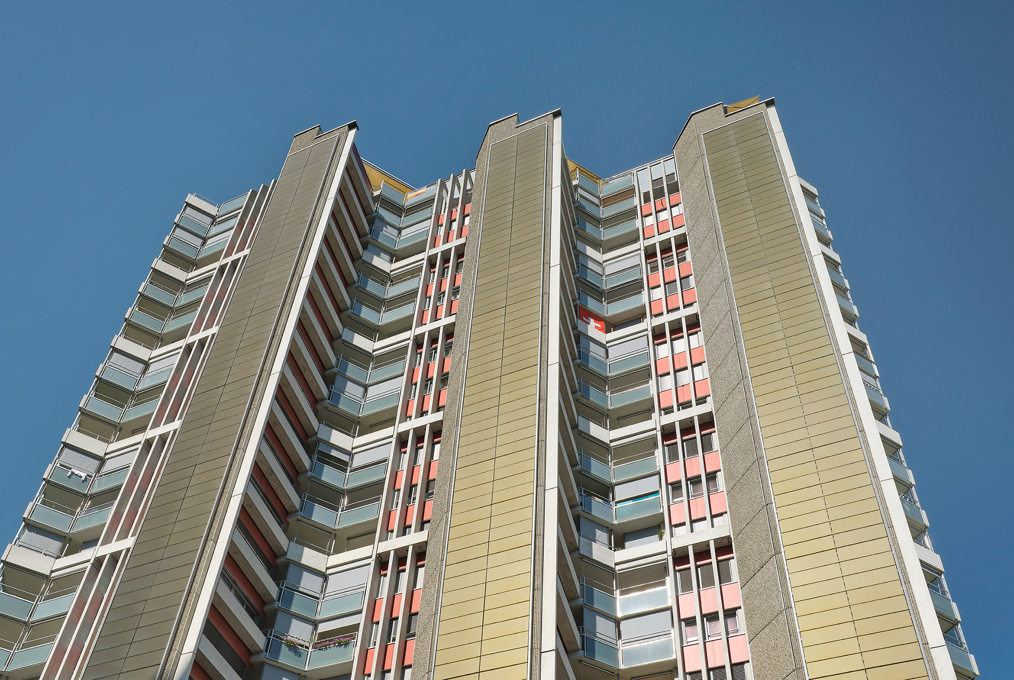 The Holenackerstraße residential towers in Bern featuring a striking retrofit solar facade created with SKALA BIPV Bronze 3001 modules, blending aesthetics with energy generation